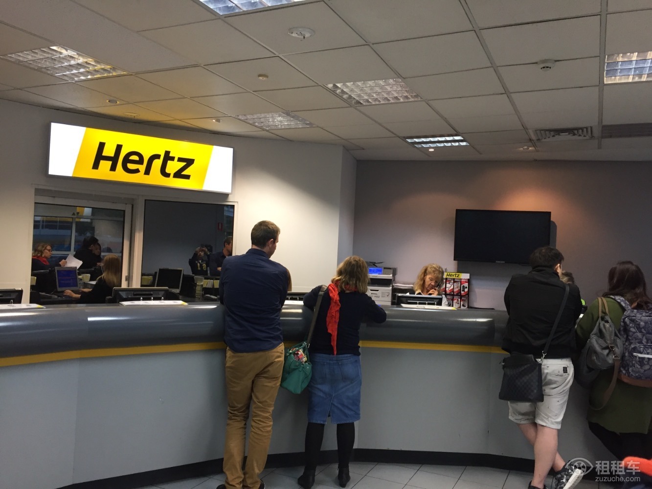 Hertz-Chicago Ohare Airport-3751-store