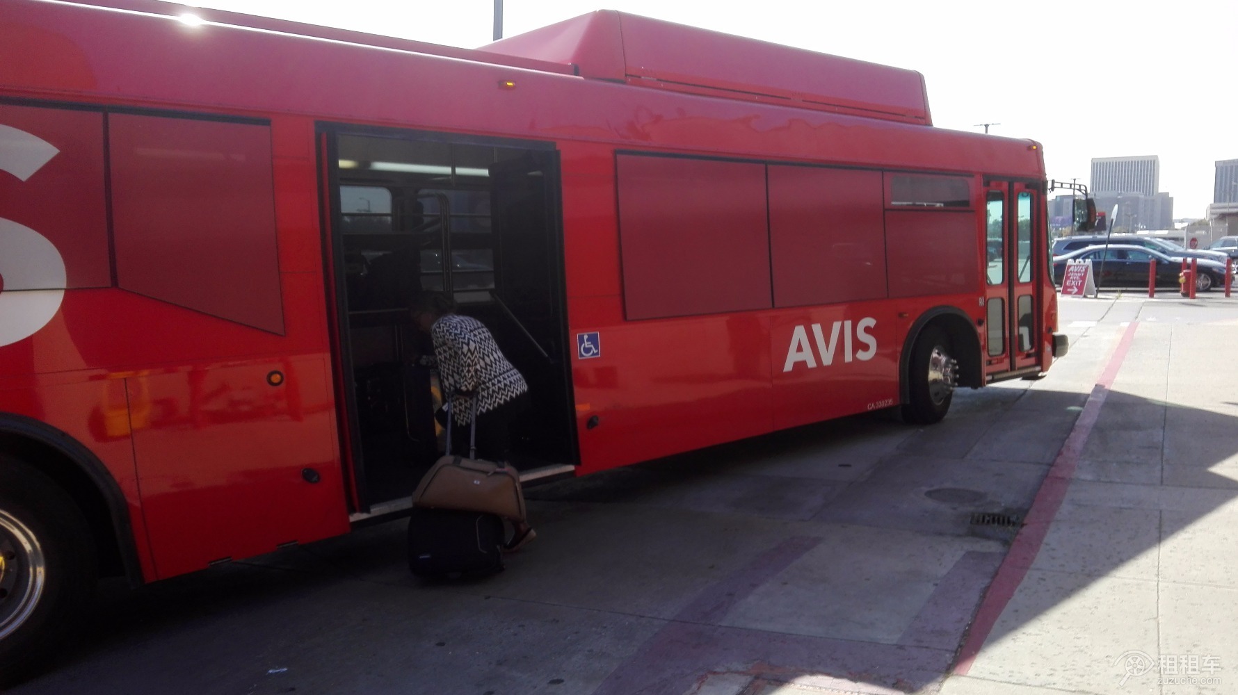 AVIS-Los Angeles International Airport-12787-feeder_bus