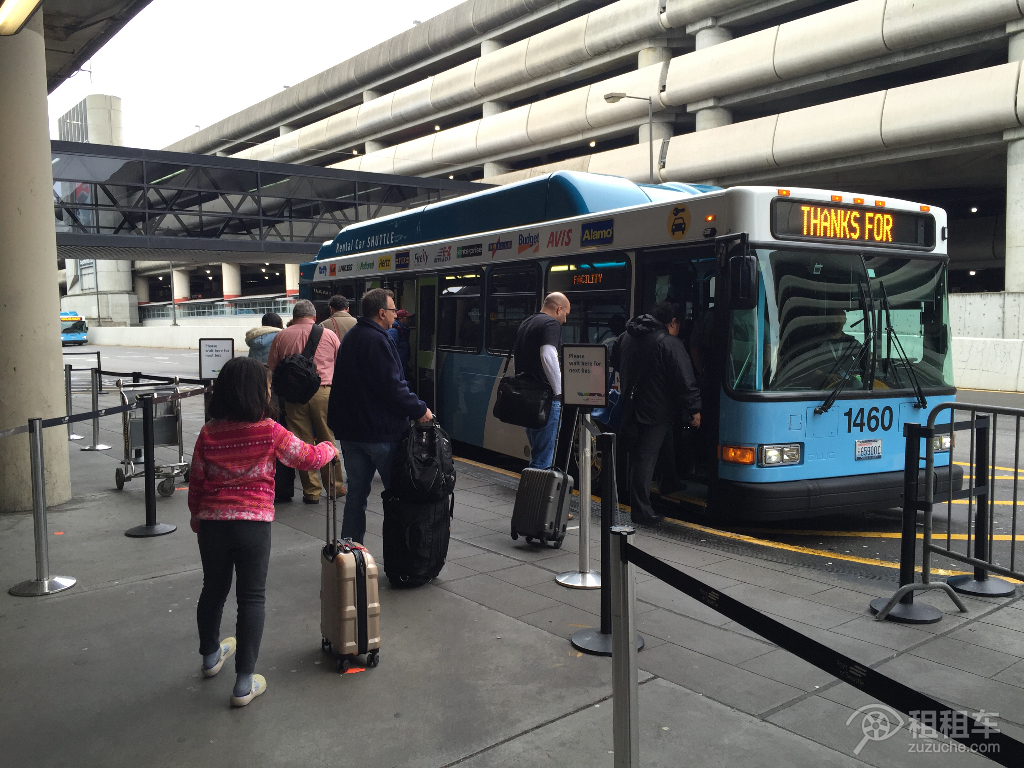 Hertz-Seattle Tacoma Airport-4720-feeder_bus